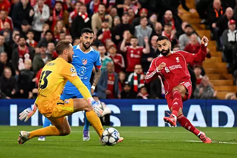 تفوق على هنري.. هدف تاريخي لصلاح في دوري أبطال أوروبا (فيديو)